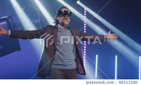 Presenter wearing virtual reality glasses 86513300
