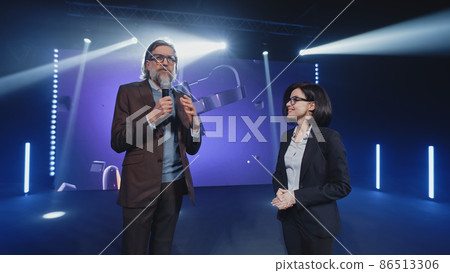 Host interviewing virtual reality glasses creator 86513306