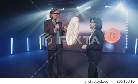 Speaker interviewing a cryptocurrency trader 86513310