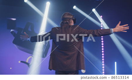 Presenter wearing virtual reality glasses 86513314