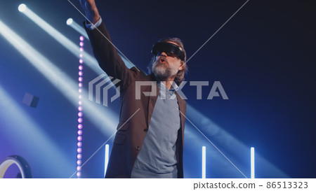 Presenter wearing virtual reality glasses 86513323