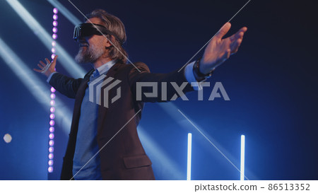 Presenter wearing virtual reality glasses 86513352