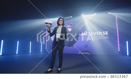 Host showing virtual reality device 86513367