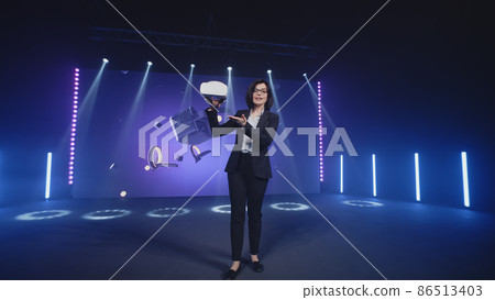 Host showing virtual reality device 86513403