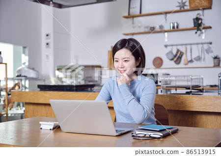 考慮資產管理的年輕女性 86513915