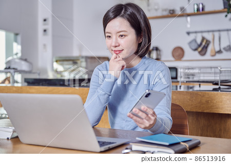 考慮資產管理的年輕女性 86513916