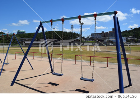 安裝在小學院子裡的遊樂場設備 86514156