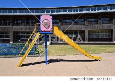 安裝在小學院子裡的遊樂場設備 安裝在小學院子裡的遊樂場設備 86514158
