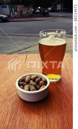 Red craft beer with peanuts on wooden table Red craft beer with peanuts on wooden table 86514671
