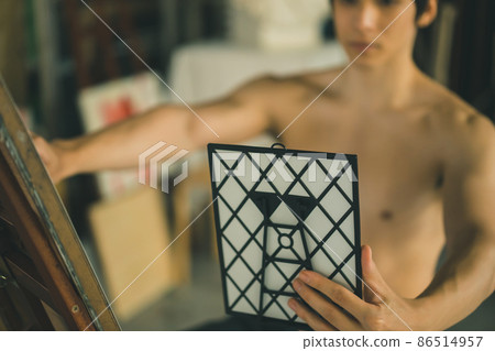 畫自畫像的男人 86514957