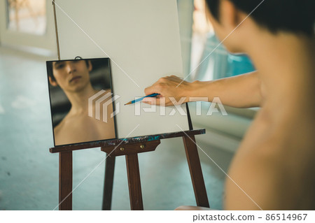 A man drawing a self-portrait A man drawing a self-portrait 86514967