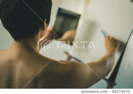 A man drawing a self-portrait 86514970