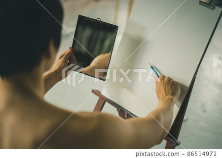 A man drawing a self-portrait A man drawing a self-portrait 86514971