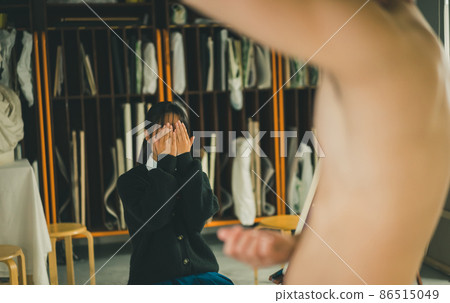 Female student shy about nude drawing Female student shy about nude drawing 86515049