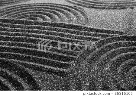 Pattern on decorative black sand, closeup. Zen and harmony Pattern on decorative black sand, closeup. Zen and harmony 86516105