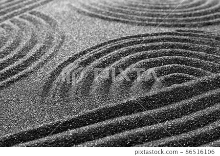 Pattern on decorative black sand, closeup. Zen and harmony Pattern on decorative black sand, closeup. Zen and harmony 86516106