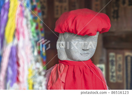 [Yanaka, Tokyo] The blur of Jizo Bodhisattva and Senbazuru wearing a hat and a bib that stands in Tennoji. 86516123