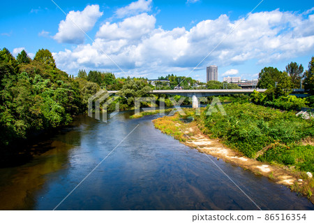 從樹之城仙台廣瀨川秋天大橋上游看地鐵東西線 從樹之城仙台廣瀨川秋天大橋上游看地鐵東西線 86516354