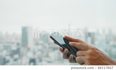 在城市背景下使用智能手機的女性 在城市背景下使用智能手機的女性 86517607