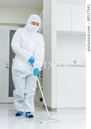 Female cleaning with dustproof clothing 86517841