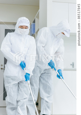 用防塵服消毒清潔的男女 86517845