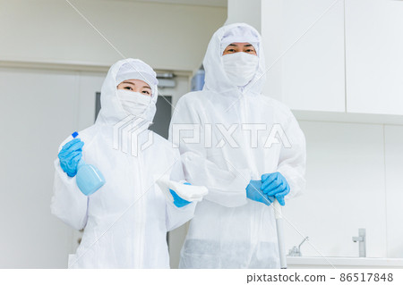 Men and women in the cleaning industry 86517848