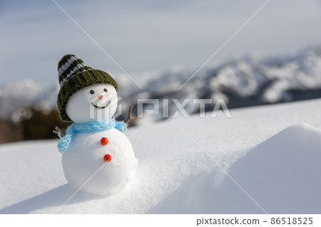 雪山、雪原和手工雪人 86518525