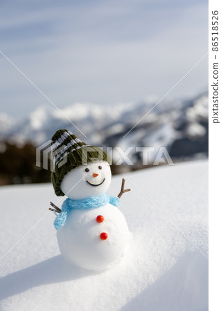 Snowy mountains, snowfields and handmade snowmen Snowy mountains, snowfields and handmade snowmen 86518526
