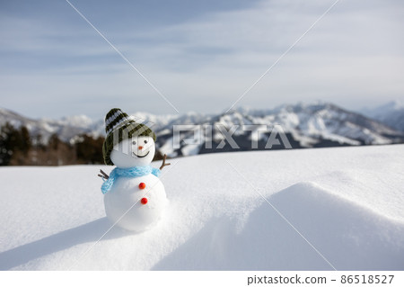Snowy mountains, snowfields and handmade snowmen 86518527