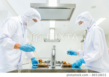 提供飯盒的男女（食品加工） 86518631