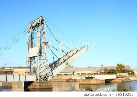 Scenery of Yokkaichi City, a rare movable railway bridge (Suehiro Bridge) 86519295