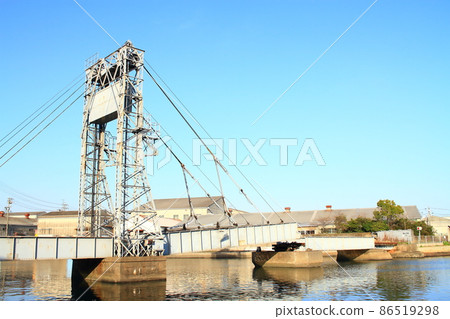 Scenery of Yokkaichi City, a rare movable railway bridge (Suehiro Bridge) 86519298