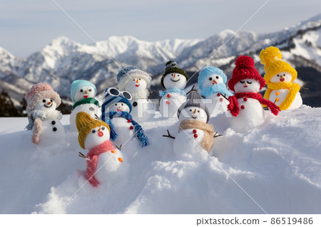 一群雪山和雪人 86519486