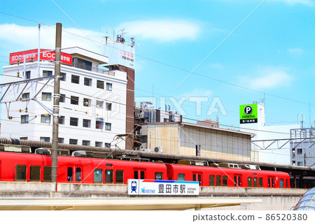 Scenery of a train stopping at Toyotashi Station, Meitetsu Toyotashi Station 86520380