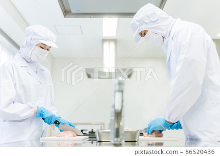 Men and women of cooks working in food processing 86520436