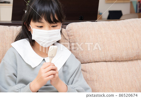 感冒並測量體溫的小學生 86520674