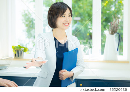 Showroom business woman Showroom business woman 86520686