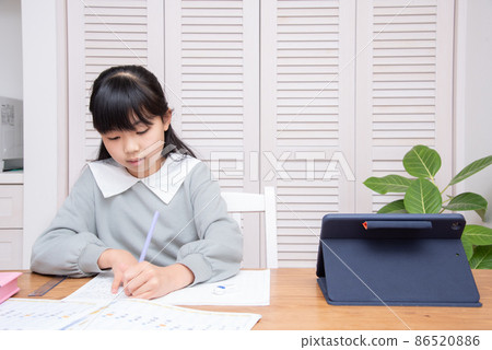 Girl studying with tablet 86520886