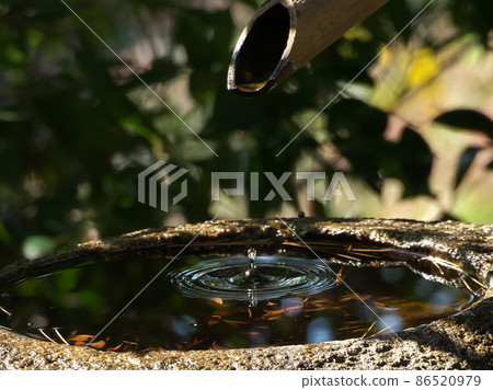 水柱和落入chozubachi的水滴漣漪 水柱和落入chozubachi的水滴漣漪 86520979