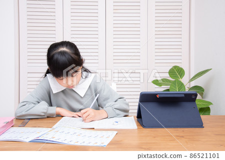 Girl studying with tablet 86521101