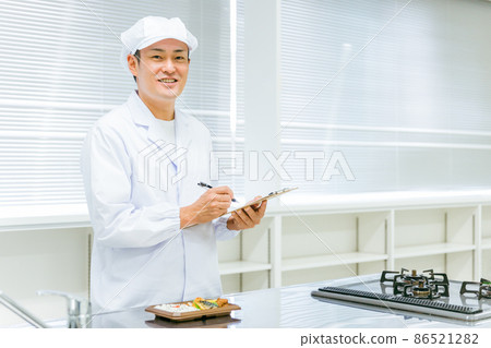 A man who cooks and develops products by looking at food and analyzing and evaluating it. A man who cooks and develops products by looking at food and analyzing and evaluating it. 86521282