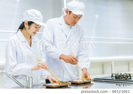 提供飯盒的男女（食品加工） 86521661