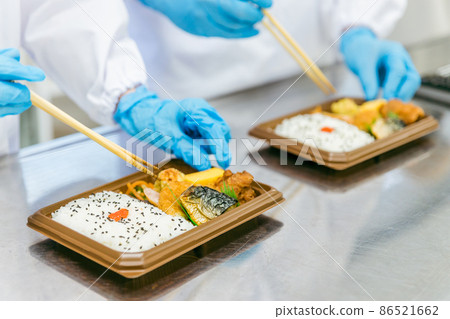 提供飯盒的男女(食品加工/手套) 提供飯盒的男女(食品加工/手套) 86521662