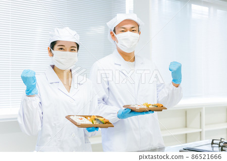 提供飯盒的男女（食品加工/手套） 86521666
