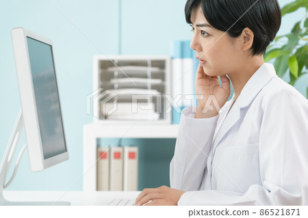 A woman in a white coat 86521871