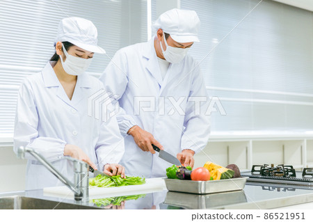 在食品廠和超市工作的男女（口罩） 86521951