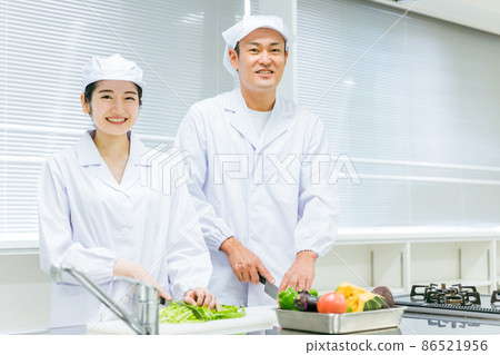 Men and women of cooks working in food factories, school lunch centers, and supermarkets 86521956