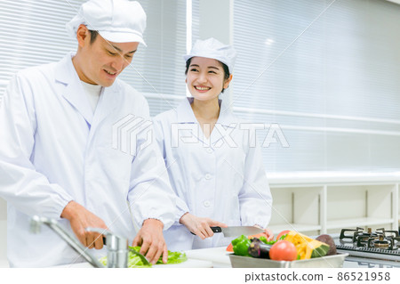 在食品廠、學校午餐中心和超市工作的男女廚師 86521958