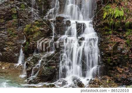 Ryusoga Falls and melted snow in Ikeda Town, Fukui Prefecture (100 selections of waterfalls in Japan) 86522010