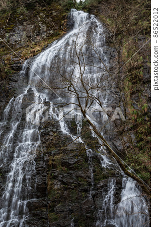Ryusoga Falls and melted snow in Ikeda Town, Fukui Prefecture (100 selections of waterfalls in Japan) 86522012